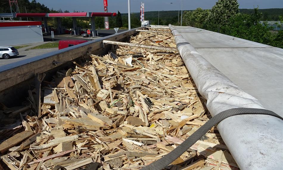 2019-7-22-1323dřevěný odpad.JPG